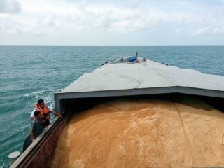 Cảnh sát biển bắt tàu vận chuyển khoảng 200 tấn đường cát không giấy tờ