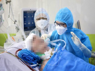 Bệnh nhân Covid-19 số 91 hồi phục kỳ diệu, rơi nước mắt khi được bác sĩ hỏi thăm
