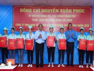 Thủ tướng Nguyễn Xuân Phúc thăm hỏi, động viên công nhân, người lao động