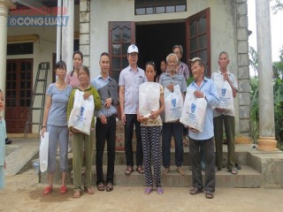 Phân hiệu Đại học Huế cứu trợ khẩn cấp người dân bị cô lập do mưa lũ