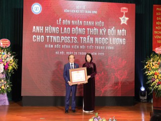 Trao danh hiệu Anh hùng lao động thời kỳ đổi mới cho Giám đốc Bệnh viện Nội tiết TW
