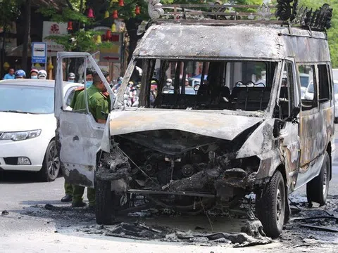 Đà Nẵng: Cháy xe ô tô chở quan tài giữa đường Điện Biên Phủ
