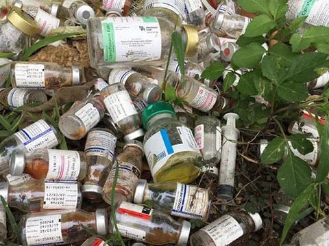 Phú Thọ: Truy tìm đối tượng đổ trộm rác thải y tế ở ven đường