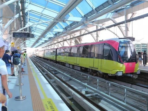 Hơn 12.000 khách trải nghiệm đi metro Nhổn - Ga Hà Nội trong ngày đầu mở cửa