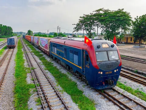 Hàng không, đường sắt, đường bộ chung tay hỗ trợ người dân vùng bão