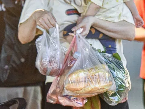Hà Nội: Chợ, cửa hàng tiện lợi sẽ dừng cung cấp miễn phí túi ni lông từ năm 2027