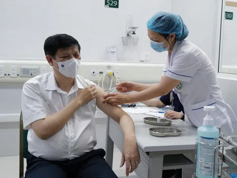 Bộ trưởng Bộ Y tế Nguyễn Thanh Long tiêm vắc xin phòng Covid-19 tại BV Bạch Mai