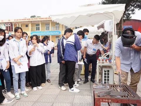 Phú Thọ: Trường PCEM tham gia Phiên giao dịch việc làm tại Hạ Hòa