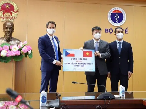 Việt Nam tiếp nhận 250.800 liều vaccine Covid-19 từ Cộng hoà Séc