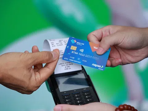 Thẻ ATM gắn chip: Cách sử dụng phức tạp không, rút tiền ở đâu, có bắt buộc phải đổi thẻ?