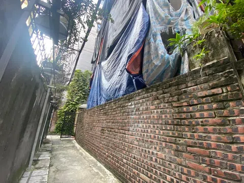 Ngang nhiên xây tường rào bít mặt tiền, cổng nhà hàng xóm?