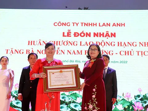 Doanh nhân Nguyễn Nam Phương và Công ty TNHH Lan Anh nhận Huân chương Lao động