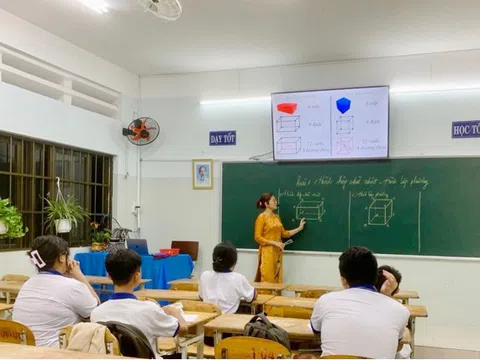 "Hành trình gieo chữ trong đêm" tại lớp phổ cập Trường THCS Phước Thắng