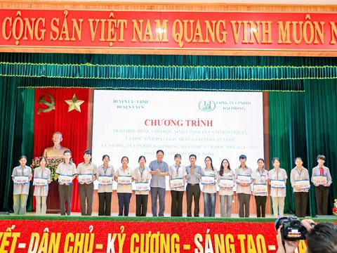 Công ty Đại Phong: Trao học bổng và quà cho học sinh hoàn cảnh khó khăn tại huyện Ý Yên