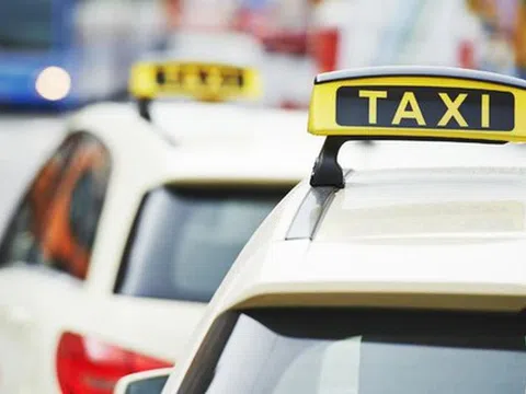 Xe ô tô kinh doanh vận tải hành khách bằng taxi phải có phù hiệu "XE TAXI"