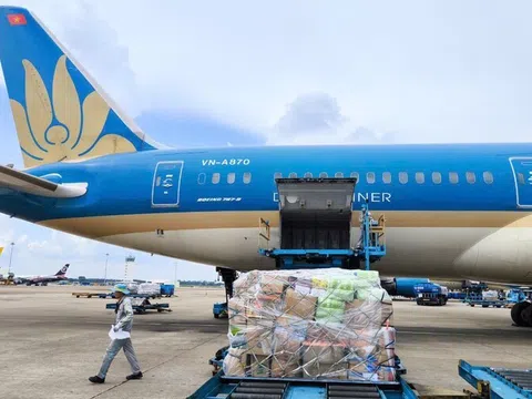 Vietnam Airlines tiếp nhận và vận chuyển miễn phí hàng hóa hỗ trợ vùng lũ