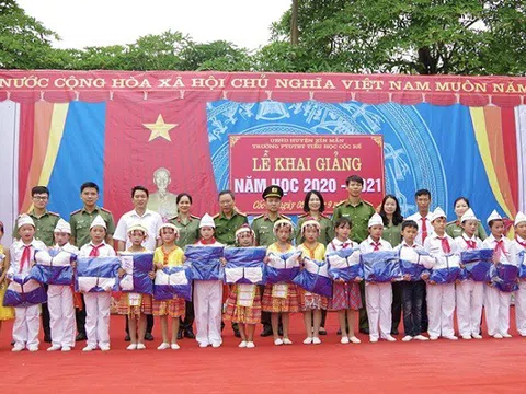 Công an Hà Giang tặng quà học sinh nhân dịp năm học mới