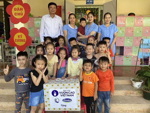 Quỹ sữa 'Vươn cao Việt Nam' và Vinamilk đến với trẻ em khó khăn vùng cao Yên Bái