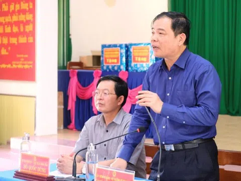 Bộ trưởng Bộ NN& PTNT Nguyễn Xuân Cường thăm hỏi, động viên, tặng quà đại diện các gia đình có tàu bị chìm và 26 ngư dân gặp nạn trên biển