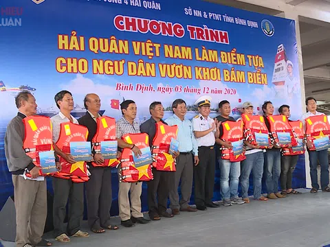 Bình Định: Chương trình 'Hải quân Việt Nam làm điểm tựa cho ngư dân vươn khơi bám biển'