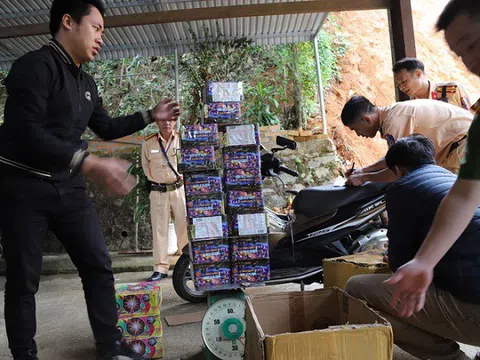 Lâm Đồng: Bắt quả tang thanh niên vận chuyển gần 90 kg pháo lậu