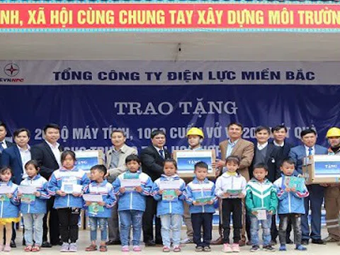 EVNNPC trao tặng quà tại Trường Tiểu học Hợp Thịnh số 2, huyện Hiệp Hòa tỉnh Bắc Giang