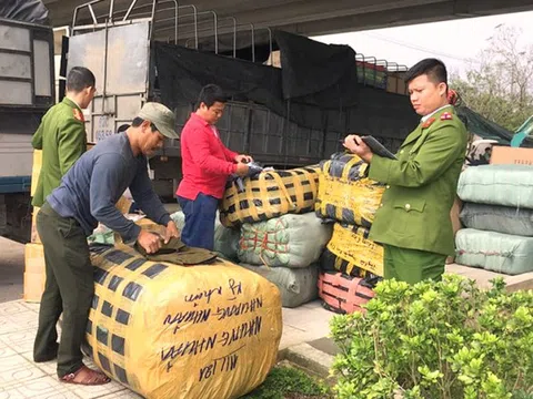Quảng Nam: Bắt xe tải chở số lượng lớn hàng nhập lậu, hàng giả thương hiệu Levi’s