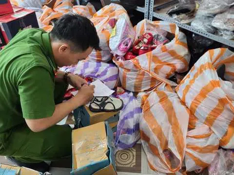 Đà Nẵng: Phát hiện kho hàng giày, dép không rõ nguồn gốc xuất xứ ở khu dân cư