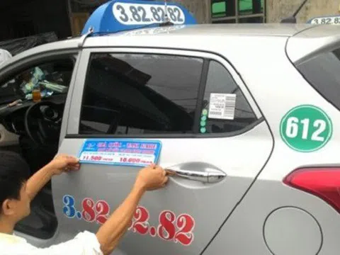 Xe taxi phải niêm yết bảng giá cước ở hai bên cánh cửa xe