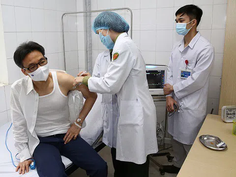 Phó thủ tướng Vũ Đức Đam tiêm thử vaccine Nano Covax