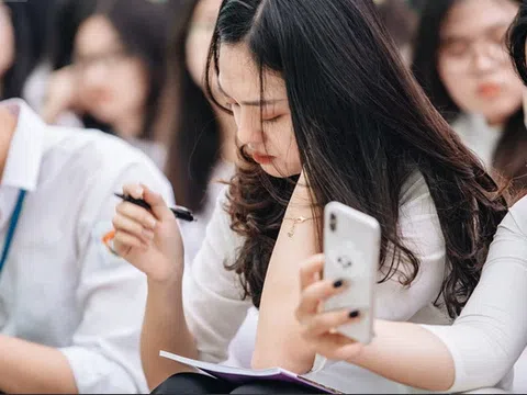 Kiến nghị sửa quy định cho học sinh dùng điện thoại trong lớp vì không phù hợp với thực tiễn