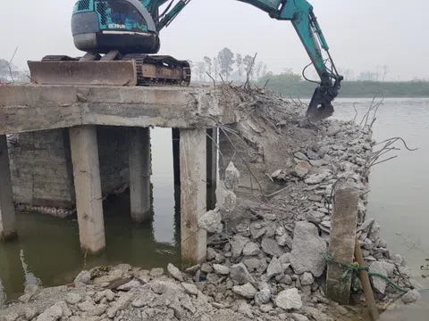 Công ty CP Xăng dầu Hưng Yên tiến hành phá dỡ công trình vi phạm trên sông Luộc