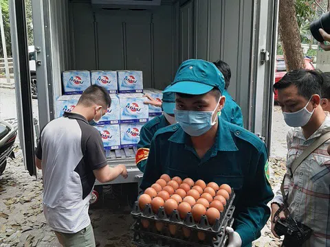 Hà Nội: Hỗ trợ nhu yếu phẩm đợt 2 cho các hộ dân khu vực cách ly phường Trúc Bạch