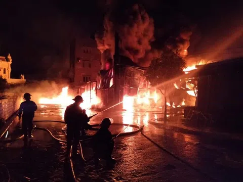 Quảng Ninh: Cháy lớn tại xưởng chứa lốp ô tô và dầu máy