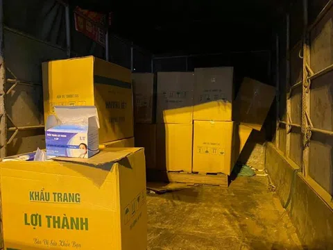 Hà Nội: Bắt xe tải chở hơn 50.000 khẩu trang lậu trong đêm