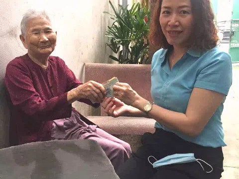 Đà Nẵng: Mẹ Việt Nam anh hùng 91 tuổi ủng hộ 5 triệu đồng dành dụm chống dịch COVID-19
