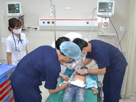 Phú Thọ: Cấp cứu bé trai 8 tuổi bị xe chở tôn cứa vào cổ