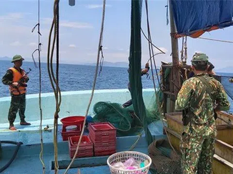 Hà Tĩnh: Nổ súng truy bắt tàu khai thác hải sản trái phép