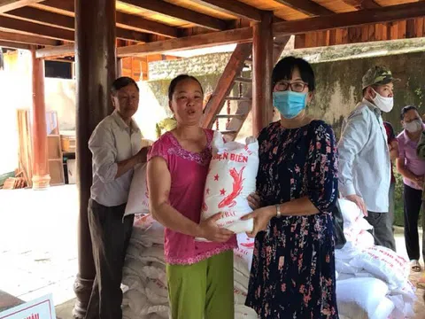 Quỹ Tình người Lai Châu cứu trợ khẩn cấp 5,6 tấn gạo cho các hộ dân bị thiệt hại do mưa đá