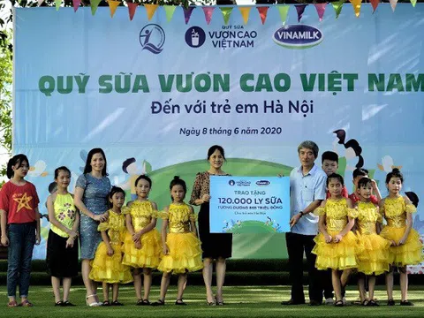 Quỹ Sữa vươn cao Việt Nam và Vinamilk trao tặng 12.000 ly sữa cho trẻ em Hà Nội