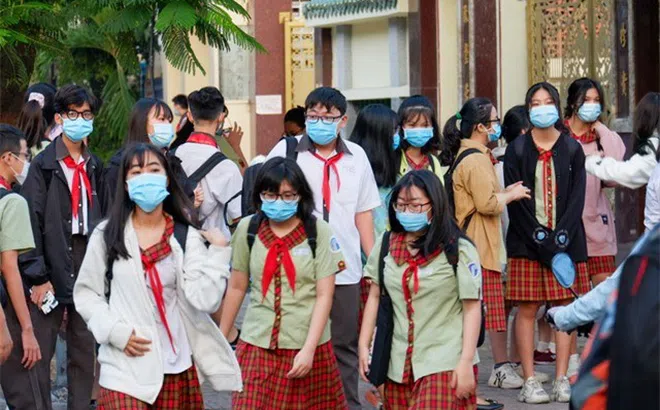 Không đợi trẻ tiêm đủ vaccine hoặc hết ca COVID-19 mới cho đi học trở lại