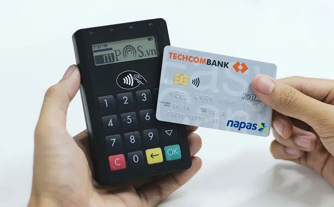 Tài khoản ngân hàng không hoạt động hơn 12 tháng, nộp tiền vào có bị trừ các khoản phí chưa thanh toán?