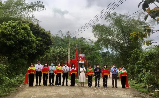 Lào Cai: Khánh thành và bàn giao công trình đèn năng lượng “Gom nắng, thắp sáng đường quê”