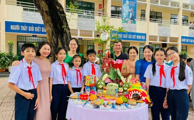 Vui Tết Trung thu cùng các em học sinh trường THCS Phước Thắng