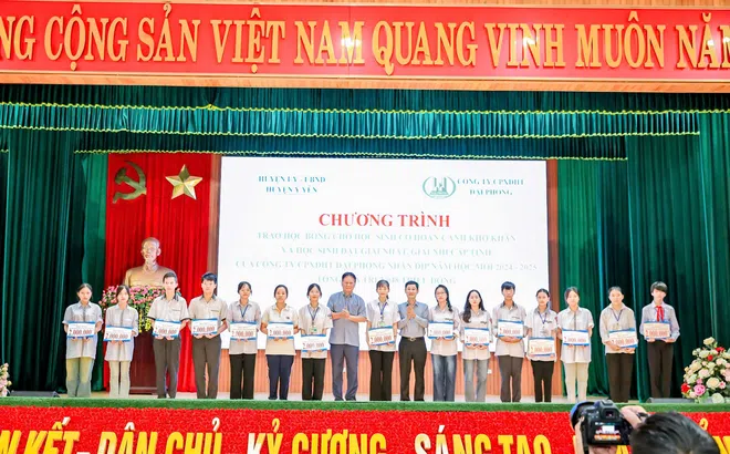 Công ty Đại Phong: Trao học bổng và quà cho học sinh hoàn cảnh khó khăn tại huyện Ý Yên