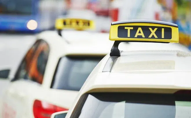 Xe ô tô kinh doanh vận tải hành khách bằng taxi phải có phù hiệu "XE TAXI"