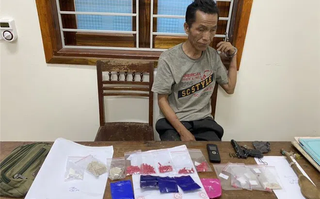Nghệ An: Ôm 1.000 viên ma tuý, đối tượng dùng súng, dao chống trả khi bị vây bắt