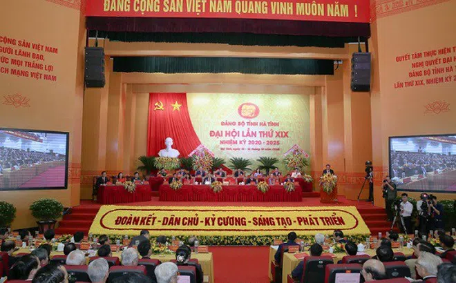 Đại biểu dự Đại hội Đảng bộ Hà Tĩnh ủng hộ bà con miền Trung bị ảnh hưởng từ mưa lũ