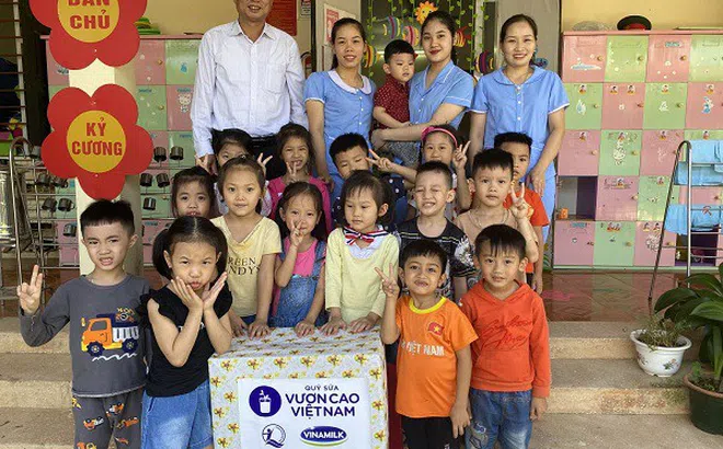 Quỹ sữa 'Vươn cao Việt Nam' và Vinamilk đến với trẻ em khó khăn vùng cao Yên Bái