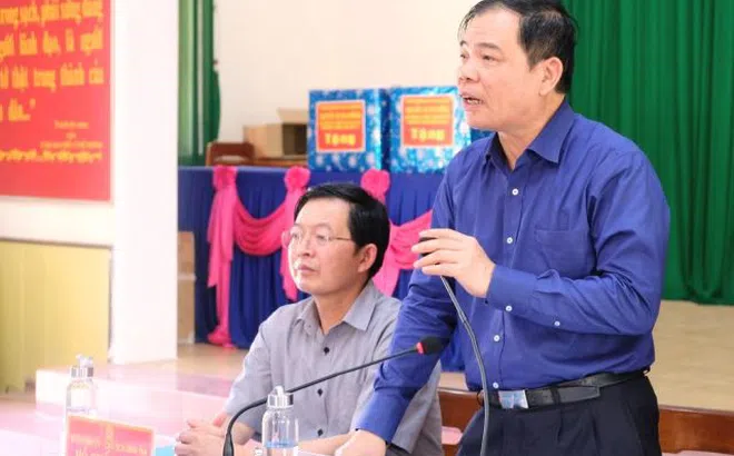 Bộ trưởng Bộ NN& PTNT Nguyễn Xuân Cường thăm hỏi, động viên, tặng quà đại diện các gia đình có tàu bị chìm và 26 ngư dân gặp nạn trên biển